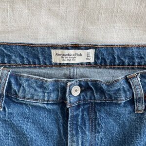 Abercrombie & Fitch The 90s Straight Ultra High Rise